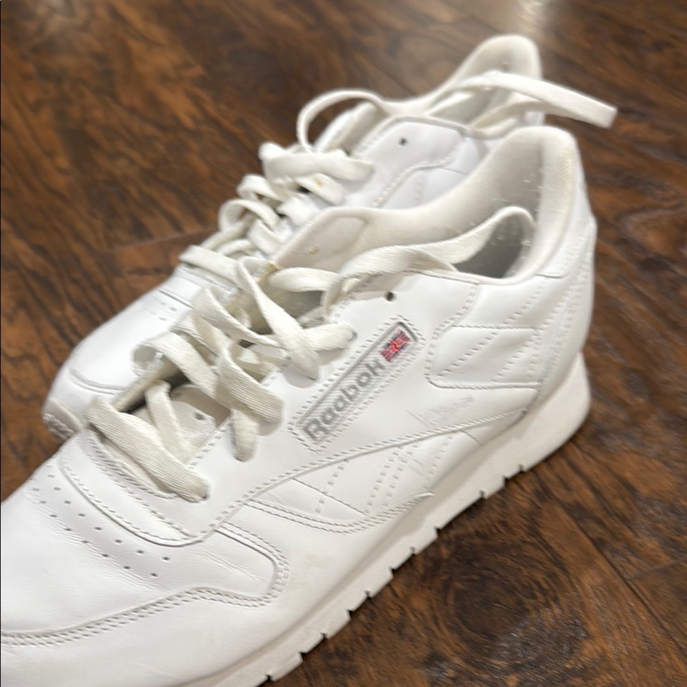 Reebok women All-White Leather Sneakers used sized 10